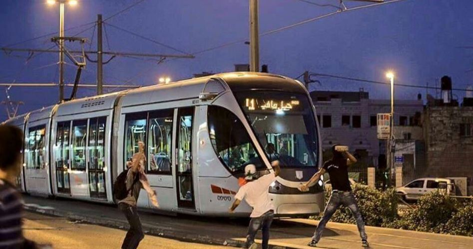 اعتقال 5 فتية بزعم القاء الحجارة على القطار الخفيف بالقدس