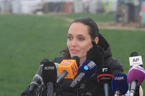 بالصور .. أنجلينا جولي تعقد مؤتمرا صحفيا تحت المطر في ‫لبنان‬