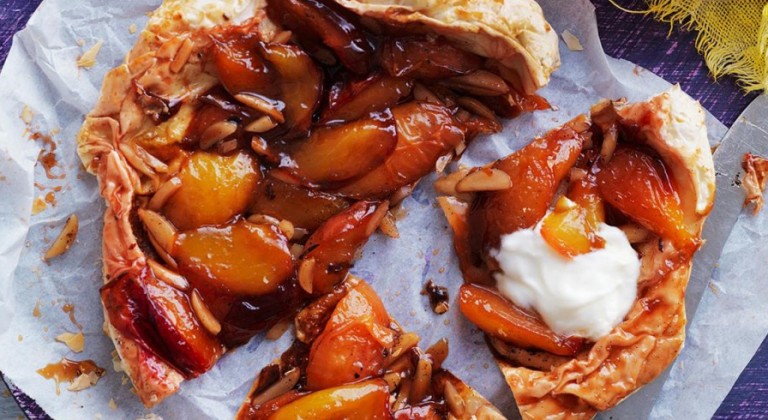 كيك بالخوخ واللوز