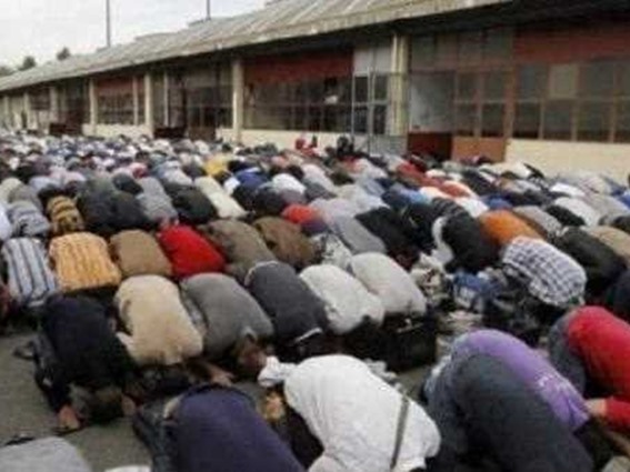 مصنع بأمريكا يفصل 200 عامل مسلم بسبب الصلاة