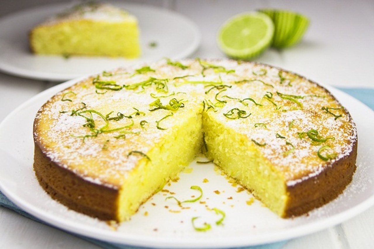 كيك الزبادي بشراب الليمون