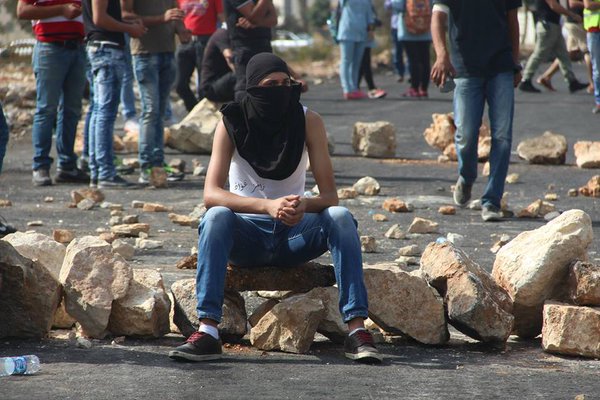اندلاع مواجهات عنيفة بين الشبان وقوات الاحتلال في مخيم الجلزون