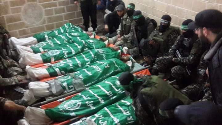 بالصور : وسط حشد مهيب .. القسام يشيع جثامين شهداؤه السبعة لمثواهم الأخير