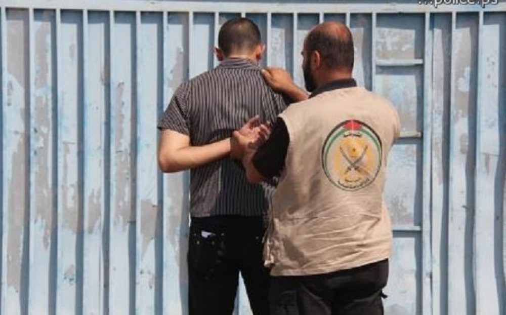 مباحث خانيونس تضبط متهماً بالسطو وسرقة أجهزة خلوية من داخل المنازل