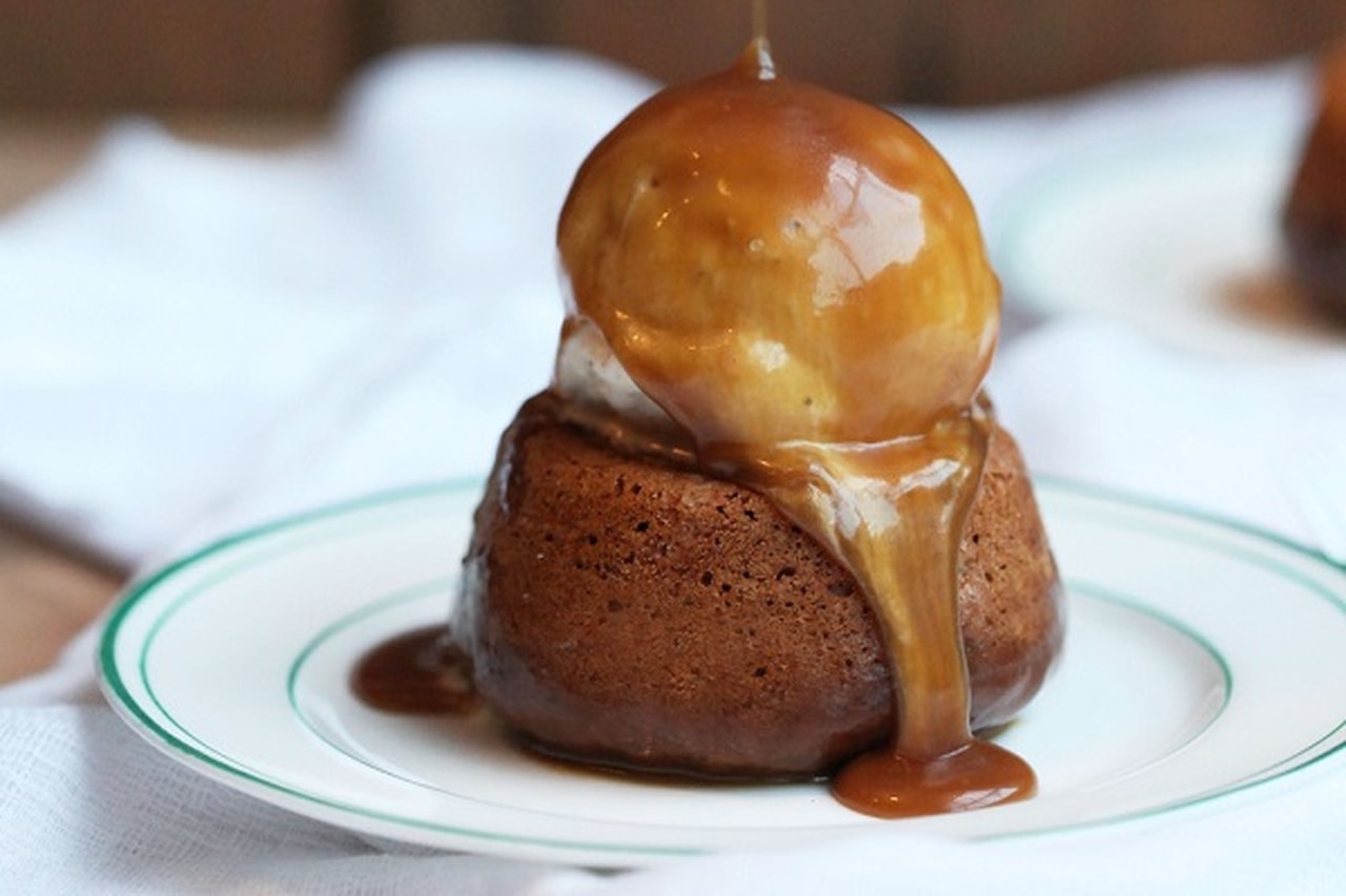 كب كيك التمر بآيس كريم الفانيليا والكراميل