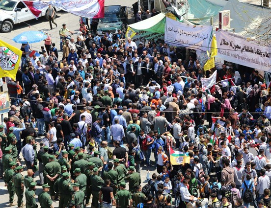 جماهير طولكرم يشاركون في مسيرة حاشدة تضامناً مع الأسرى