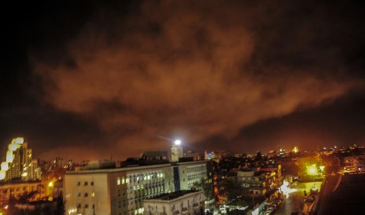 بالفيديو: الدفاعات الجوية السورية تتصدى لقصف إسرائيلي على دمشق