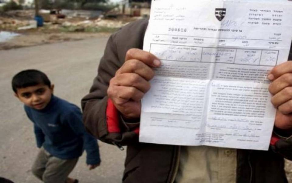 اعتقال مواطن وحظر العمل في بناء منزل ببلدة إذنا غرب الخليل