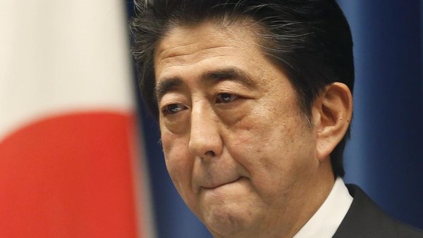 مدرس يفضح رئيس الوزراء الياباني والسبب؟