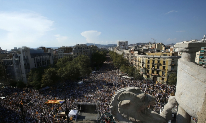 مئات الآلاف من الكاتالونيين يحتشدون للمطالبة بانفصال الإقليم عن إسبانيا