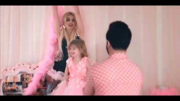 بالفيديو: والدة طفلة كليب "غول" كلينك بردّ جريء: لا إباحية و...!