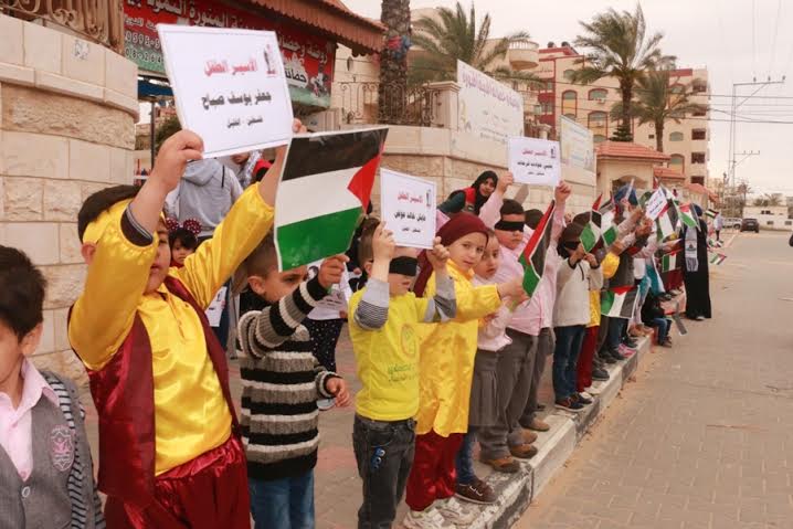 بمناسبة يوم الأسير .. منظمة فور شباب تشكل سلسلة بشرية من أطفال غزة