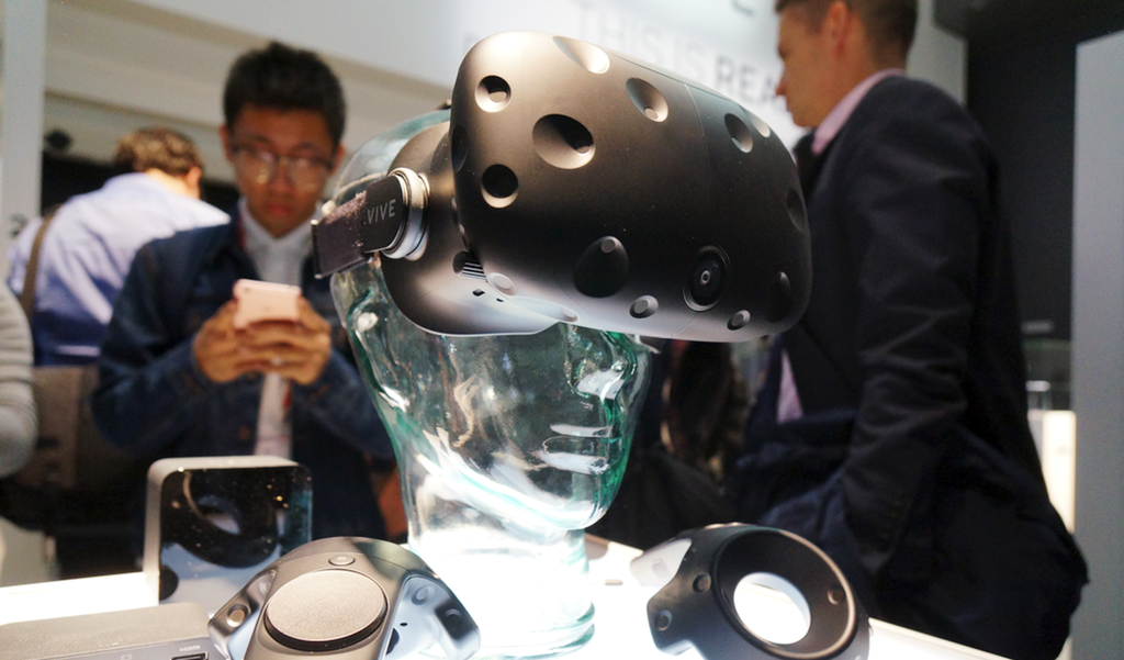 بيع أكثر من 15 ألف نسخة من نظارة Vive خلال 10 دقائق