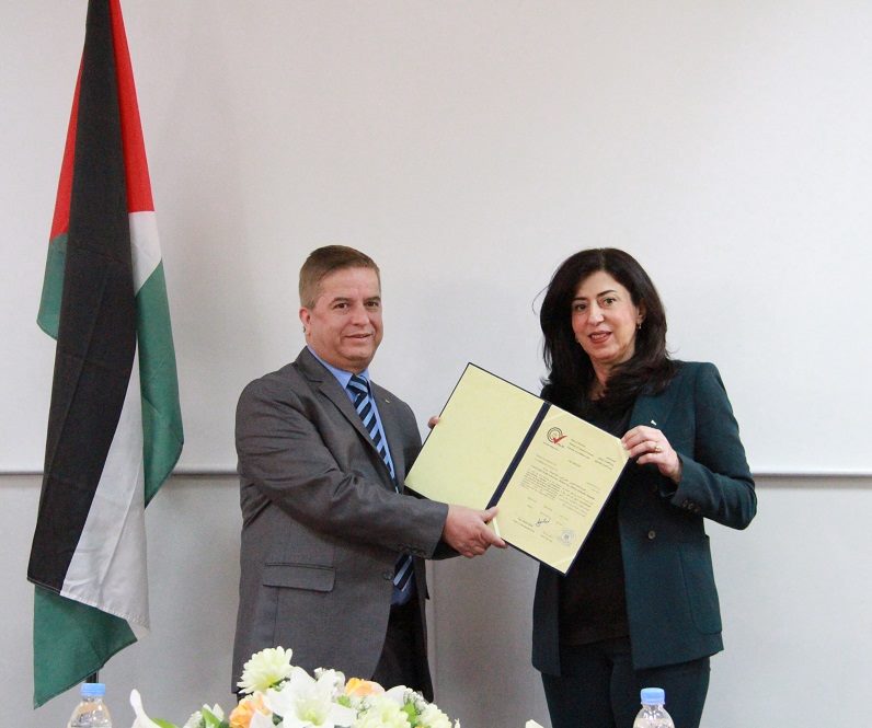 وزارة الإقتصاد تمنح مختبر الصحة العامة شهادة الإعتماد الأولى فلسطينيا