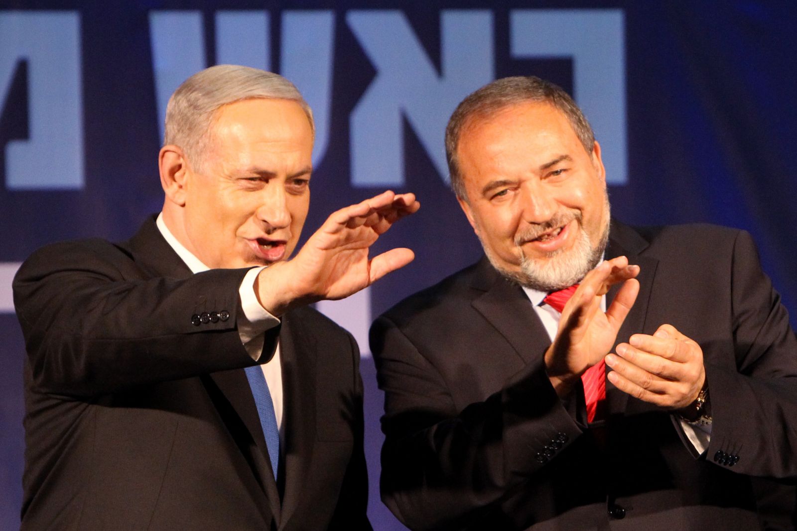 بعد تهديد هرتسوغ لنتنياهو ..  ليبرمان وزيراً للحرب الإسرائيلي عوضاً عن موشيه يعلون