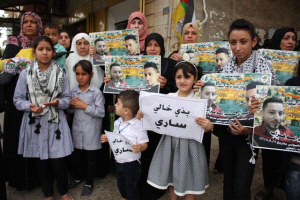 وقفة في جنين أمام أمام مقر الصليب الأحمر تطالب بتسليم جثمان الشهيد أبو غراب