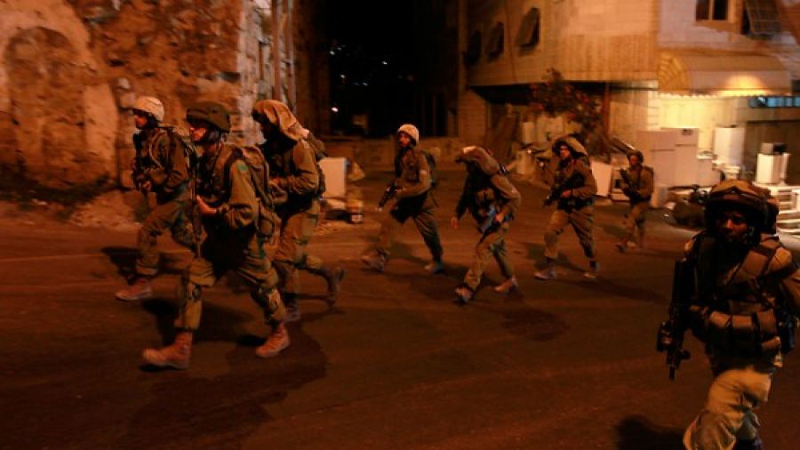 الخليل: الاحتلال يعتقل شابين من الشيوخ