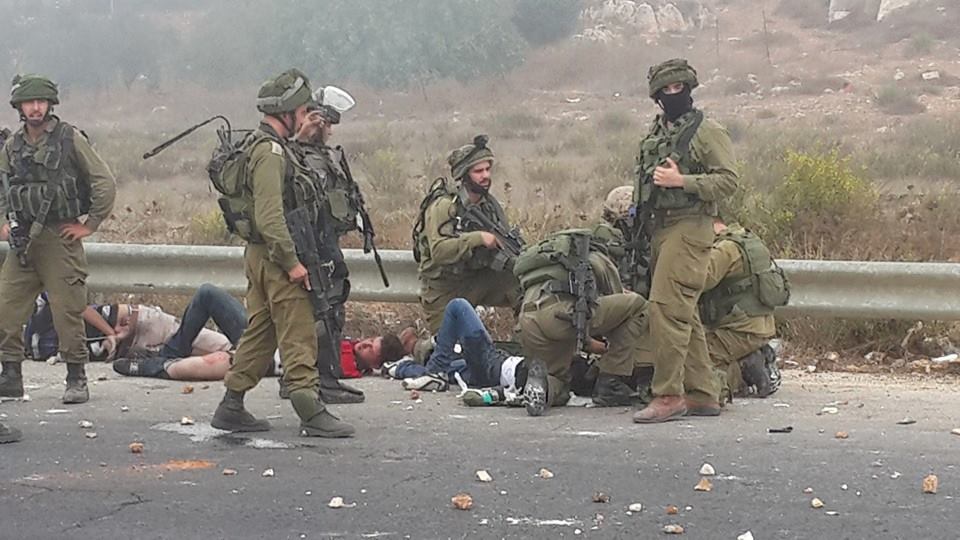 بالفيديو : ثلاثة معتقلين في كمين نصبه "مستعربون" قرب حاجز "بيت ايل"