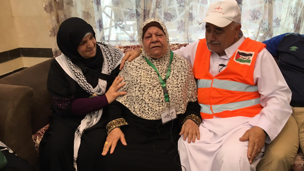 بعد 17 عاماً من الغربة .. الحج يجمع شمل عائلة فلسطينية