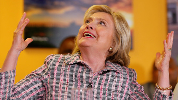 كلينتون تفوز ببورتو ريكو وتقترب من خوض السباق الرئاسي