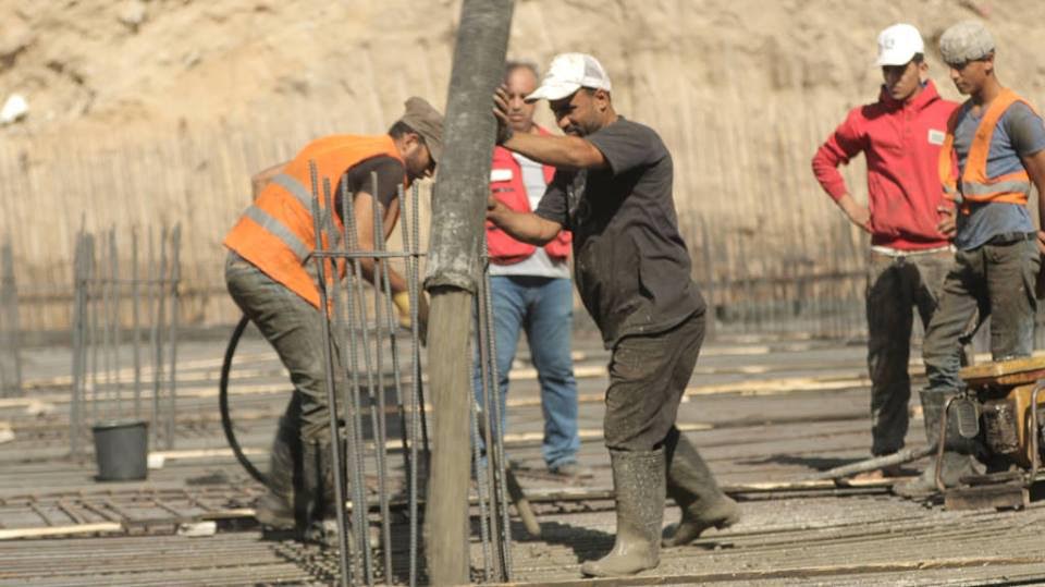 بلدية غزة تنتهي من صب القاعدة الخرسانية في بركة عسقولة