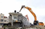 وحدة الهندسة تأخذ مقاييس لثلاثة منازل في مخيم قلنديا تمهيداً لعملية الهدم