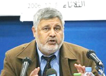 الأديب د. عاطف أبو سيف : شخصية وطنية ممنوعة من السفر؟!!