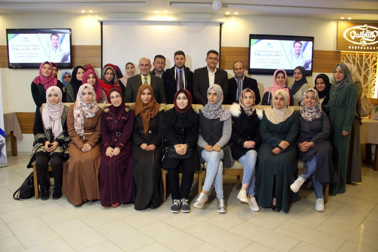 بالصور: مركز "فتا" يوزع المنحة المالية لدعم طلبة الطب في جامعات غزّة 