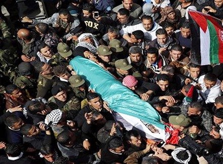 جماهير الخليل تشيع جثمان الشهيد عريف جرادات