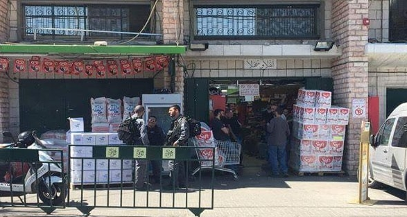طواقم الضريبة تداهم متاجر المقدسيين في حي وادي الجوز