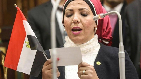 بالصور: على مقعدها المتحرك.. برلمانية وسباحة وأستاذة جامعية وأم  مصرية في آن واحد