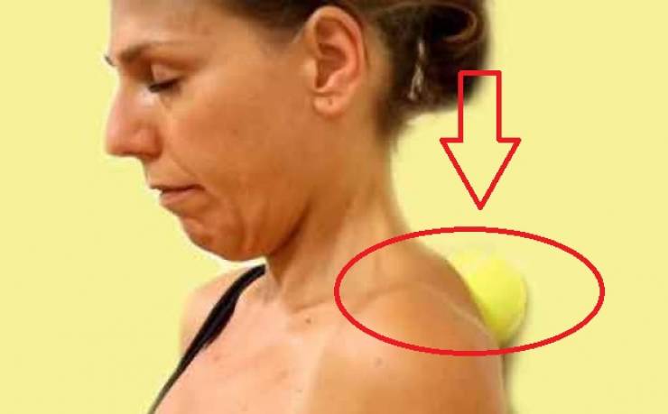 وضعت كرة التنس بين رقبتها والحائط.. والسبب!