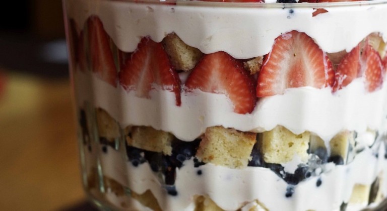 الترايفل.. حلوى طازجة مليئة بالفاكهة