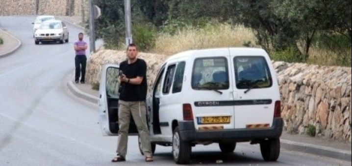 مستوطن يطلق النار صوب سيارة فلسطينية قرب الخليل