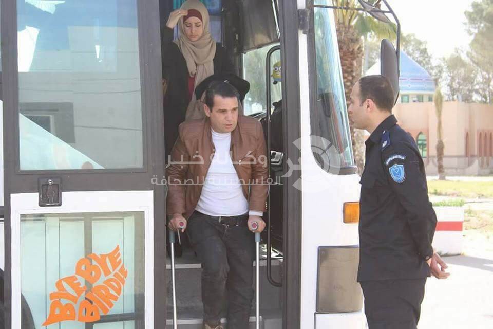 بالفيديو والصور: فتح معبر رفح استثنائياً وبدء مغادرة حافلات المسافرين