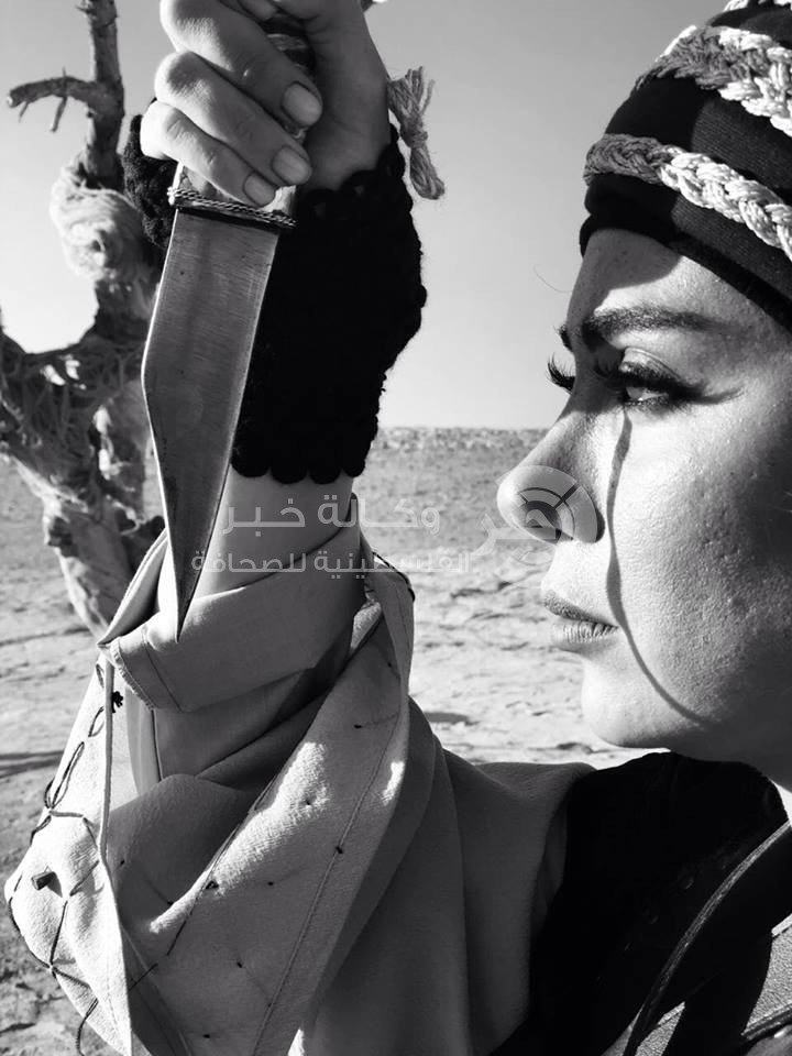 بالصور: نور صعب تخوض تحد البادية في بطولة عمل بدوي 