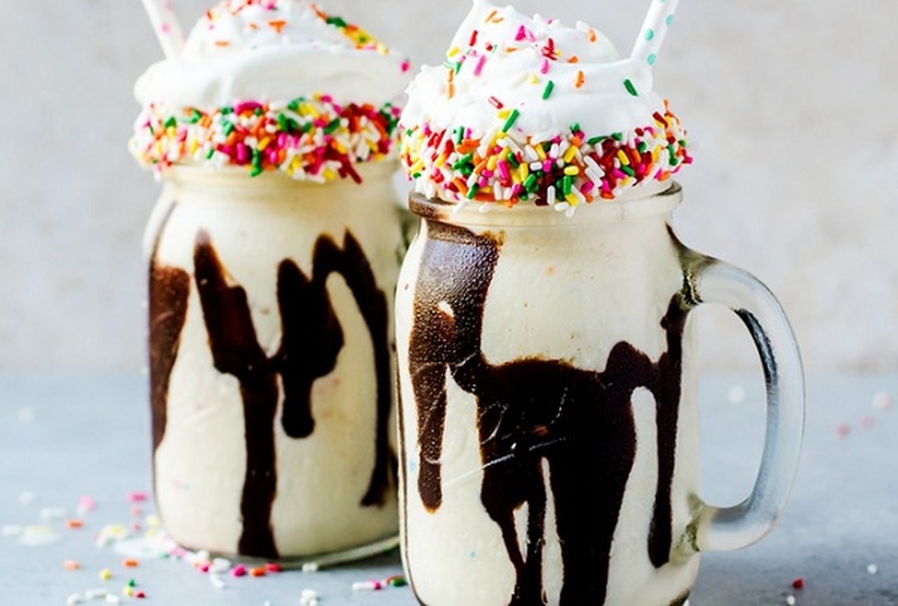 كاسات كيك الشوكولاتة مع ميلك شيك