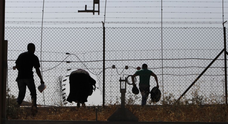 يديعوت: اعتقال فلسطينيين تجاوزا السياج وبحوزتهما سكين وقنبلة