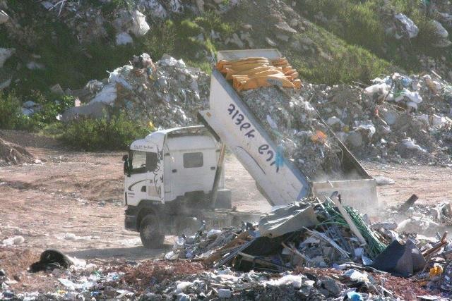 ضبط شاحنة مخلفات كيماوية مهربة من إسرائيل إلى الخليل