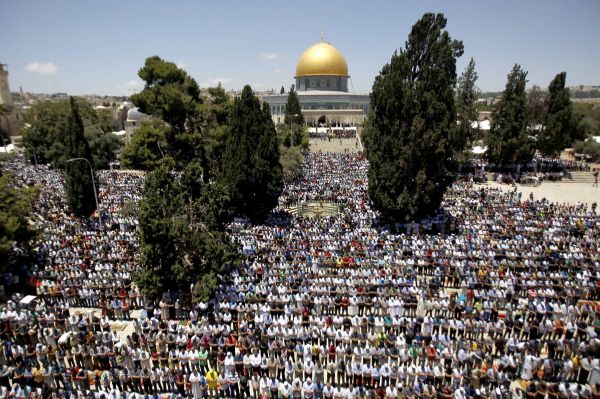 في الجمعة الثانية من رمضان ..200 ألف مصلٍ يصلون في رحاب الأقصى