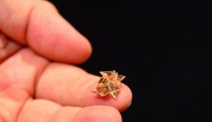 طائرة استطلاع "زنانة" بحجم الورقة تُطوى وتسبح !