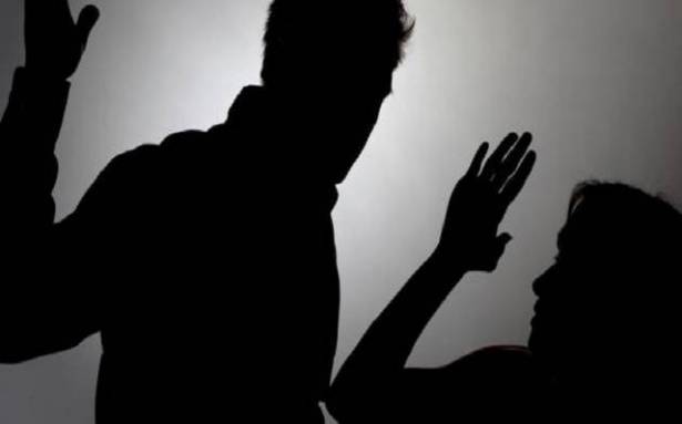 فنان لبناني يعنف زوجته أمام الناس!