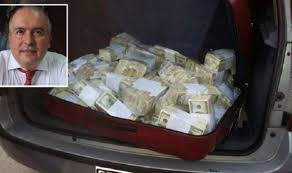 الشرطة الأرجتينية تلقي القبض على وزير سابق بحوزته ملايين الدولارات