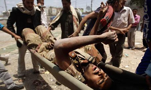 مقتل 30 جنديا بعد تمرد بوحدة عسكرية في جنوب شرقي اليمن