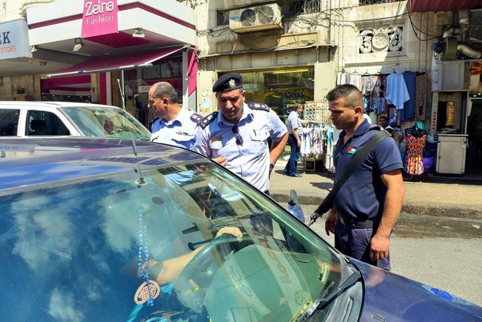 الشرطة تنفي تحريرها المخالفات بناءاً على مظهر السائق