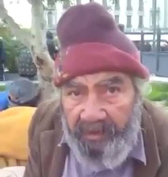 بالفيديو: بعد فقدانه وإقامة بيت عزاء له.. العثور على مُسن من "رفح" في اليونان