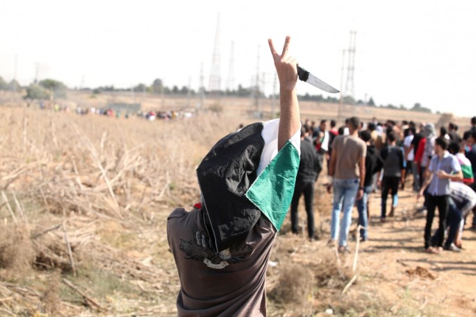 كاتب اسرائيلي: كيف نواجه فتية حملوا السكاكين وقرروا تنفيذ عملية ؟