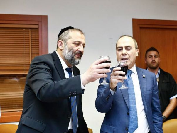 الحكومة الإسرائيلية .. وزير متحرش يخلفه آخر فاسد