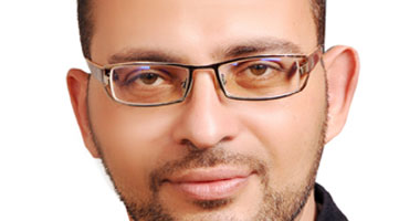 فلكي مصري يتنبأ بأعمار الفنانين، وفيروز وعزت أبو عوف من بين الوفيات