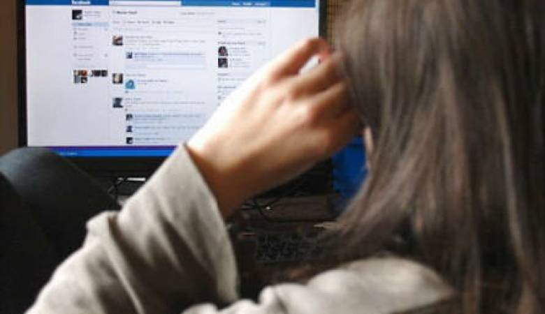 القبض على شاب حاول ابتزاز فتاة عبر الفيسبوك